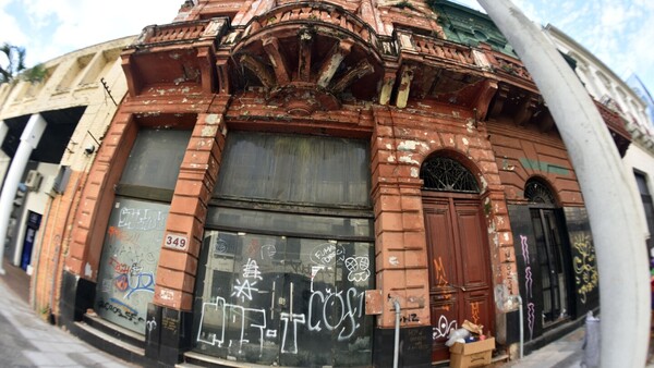 Asunción está minada de edificios que se convierten en aguantaderos