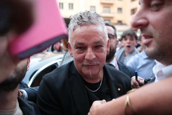 Versus / Hieren a Roberto Baggio durante un asalto a su mansión