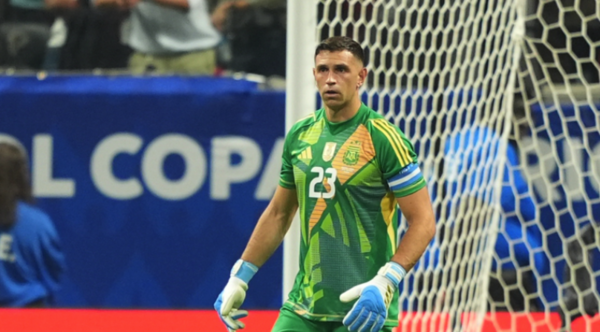 Versus / ‘Dibu’ Martínez se quejó por el estado del campo de juego: "Es un desastre"
