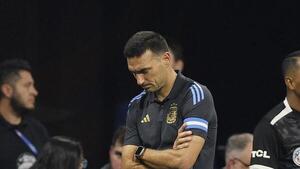 Scaloni y varios jugadores albicelestes lamentan el estado de la cancha del Mercedes Benz