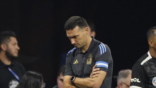 Scaloni y varios jugadores albicelestes lamentan el estado de la cancha del Mercedes Benz