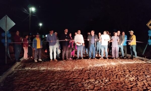 En Franco, municipalidad inaugura empedrados de 7 metros de ancho