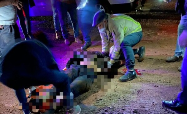 Pareja que viajaba en motocicleta herida en accidente