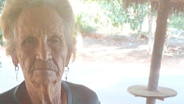 Con 79 años vende yuyos; no le pagan la pensión hace años
