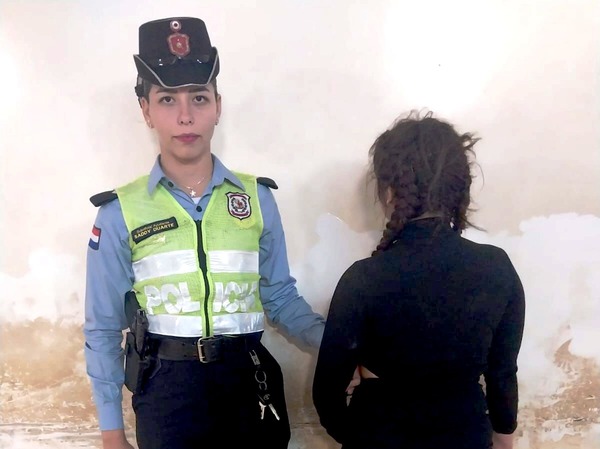 Violenta mujer es detenida tras golpear a conductora de Bolt y causar destrozos - La Clave