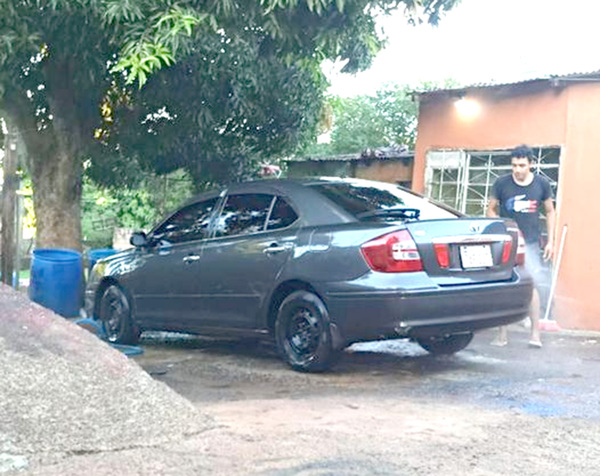 Delincuentes roban auto mientras dueña cenaba en churrasquería - La Clave