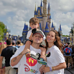 Stephi Stegman por Disneylandia celebrando cumple de su hijo