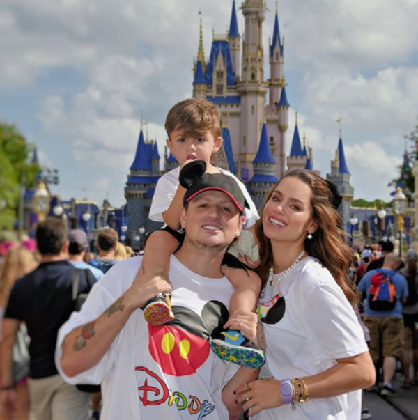 Stephi Stegman por Disneylandia celebrando cumple de su hijo