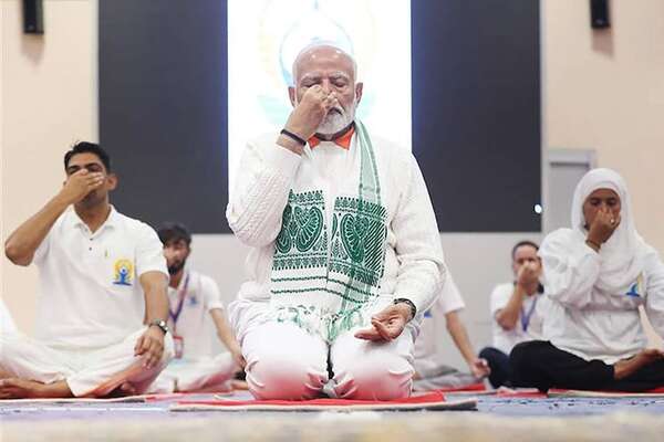Día Internacional del Yoga: Modi lidera sesión en la desafiante región india de Cachemira - Mundo - ABC Color