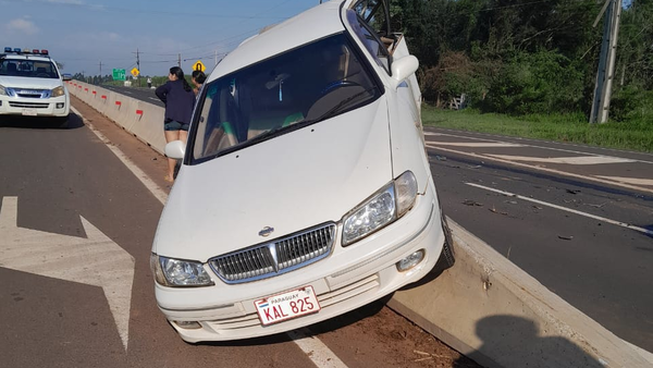 Automovilista al realizar un giro imprudente, fue embestido por otro rodado causando daños materiales - Noticiero Paraguay
