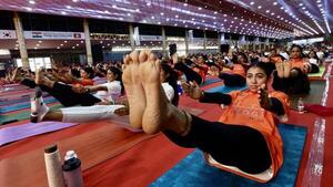 Miles de personas baten 5 récords Guinness en la India durante Día Internacional del Yoga