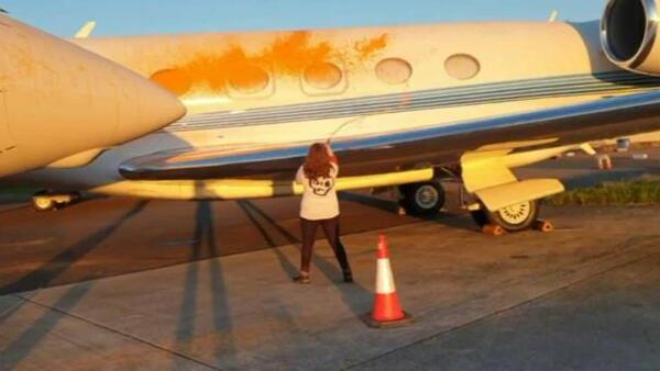 ACTIVISTAS VANDALIZARON AVIONES, EL OBJETIVO ERA EL JET DE TAYLOR SWIFT