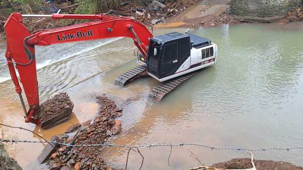 Excavadora y empleado de Link-Belt cumplieron 1 mes trabajando en la reconstrucción de Rio Grande do Sul - Amigo Camionero
