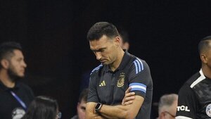 Scaloni y varios jugadores albicelestes lamentan el estado de la cancha del Mercedes Benz