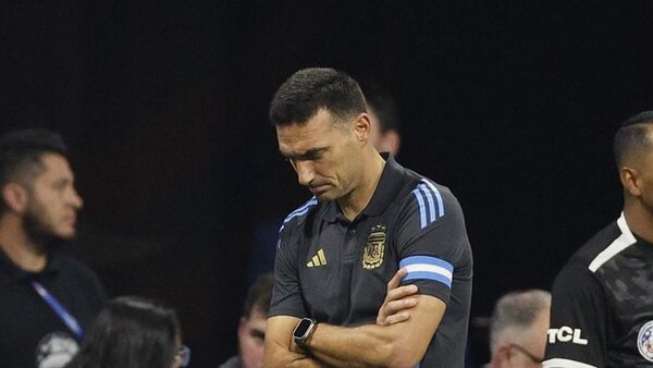 Scaloni y varios jugadores albicelestes lamentan el estado de la cancha del Mercedes Benz