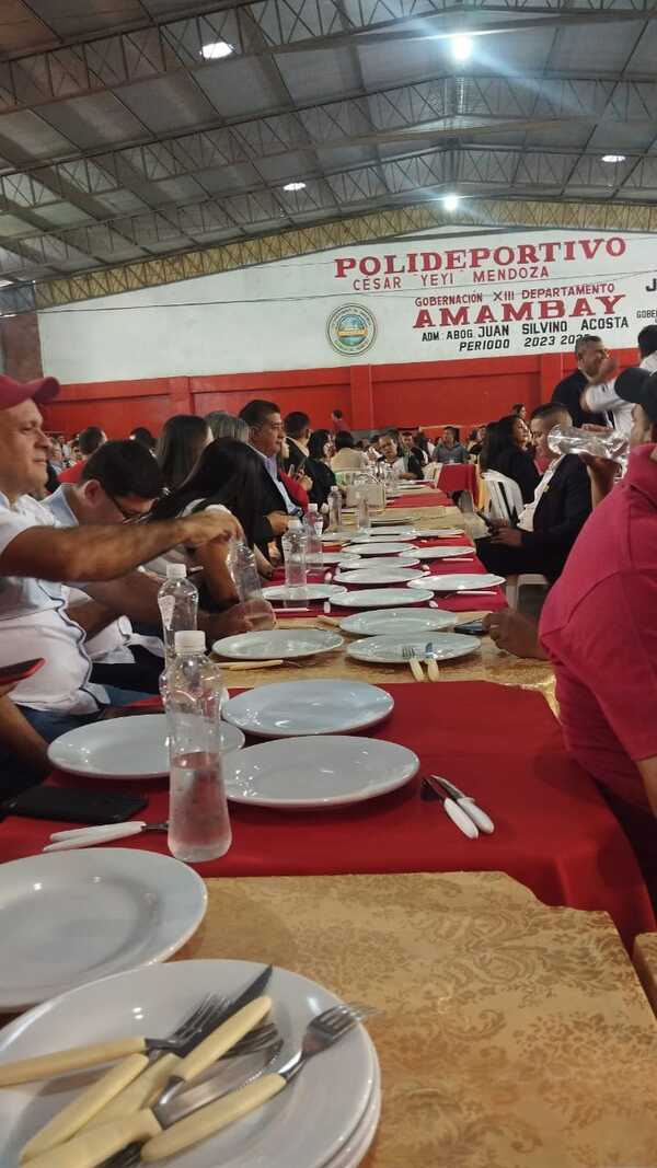 Centenares de seccionaleros participan de almuerzo con "Santi" en polideportivo de la Gobernación