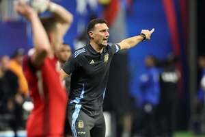 Scaloni criticó el campo de juego después del triunfo de Argentina - Fútbol Internacional - ABC Color