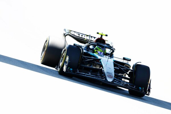 Versus / Hamilton marca el tiempo más rápido del viernes en el GP de España
