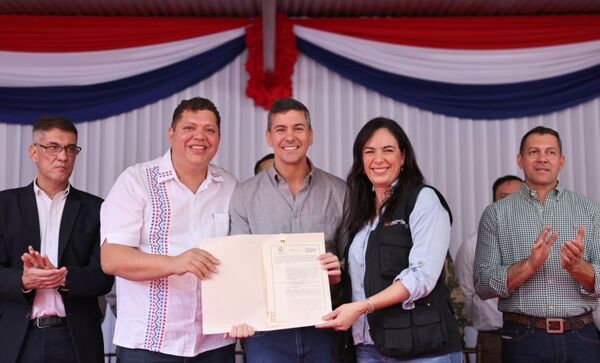 Santiago Peña firma de contrato pala conexión de Ruta Asfaltada de 200 km para Impulsar el Desarrollo de Amambay y Canindejú