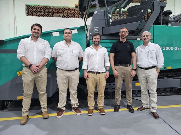 KUROSU & CIA. presentó el PowerFeeder Vogele MT 3000-3 y la pavimentadora Super 1800-3 - Amigo Camionero