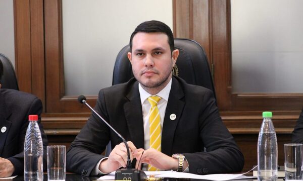 Devuelven al Ministerio Público imputación contra Hernán Rivas por supuesto título falso