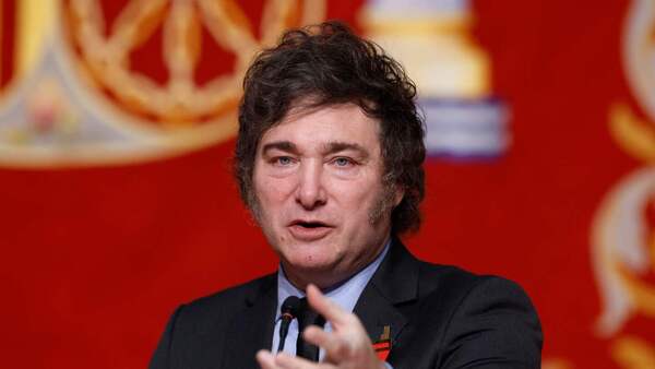 Milei arremete contra el socialismo con alusiones veladas a Sánchez y sus familiares