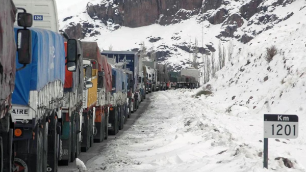 Camioneros paraguayos cumplen 15 días varados por tormenta de nieve en Argentina