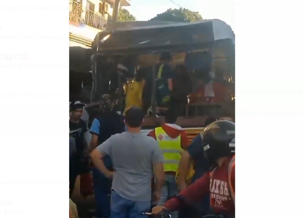 (VIDEO). Colectivo repleto de pasajeros chocó por otro bus que estaba estacionado
