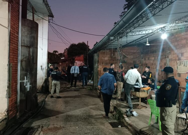 (VIDEO). Polis allanan el posible aguantadero de los que asaltaron la casa de cambios