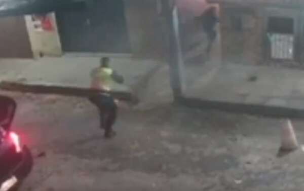 Video: policías interceptan a presunto “asaltaBolt” en la Chacarita - Policiales - ABC Color