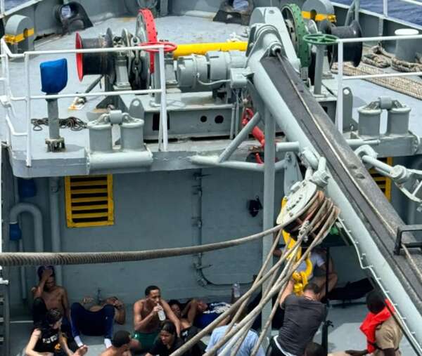 Rescatan a 17 dominicanos tras naufragar su precaria embarcación con destino a Puerto Rico - Mundo - ABC Color