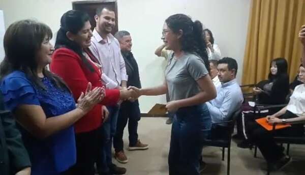 EBY entrega becas “Gobierno del Paraguay” en Ñeembucú - Nacionales - ABC Color