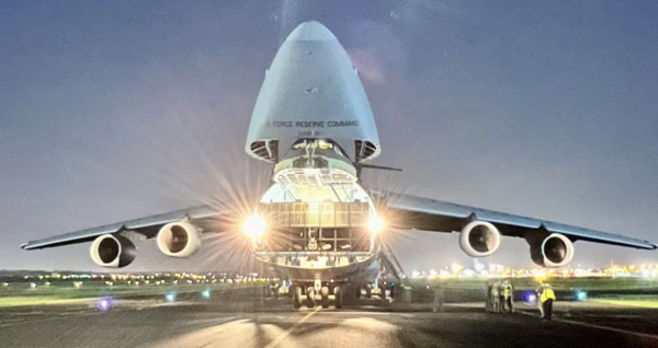 Avión militar más grande de Estados Unidos aterriza en Paraguay con donaciones