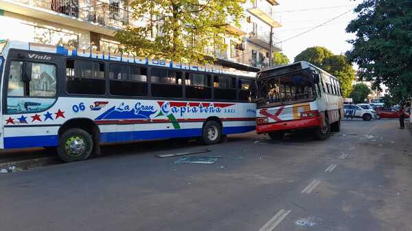 Choque de buses en microcentro - San Lorenzo Hoy