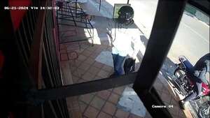 Video: comerciante se enfrentó a golpes contra delincuentes y evitó asalto - Policiales - ABC Color