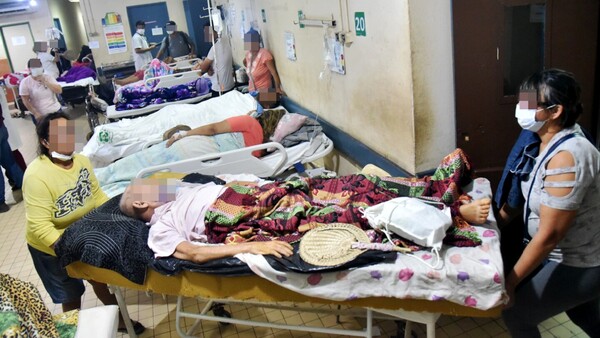 Hospitales parecen tiendas de guerra con pacientes al tope y poco espacio