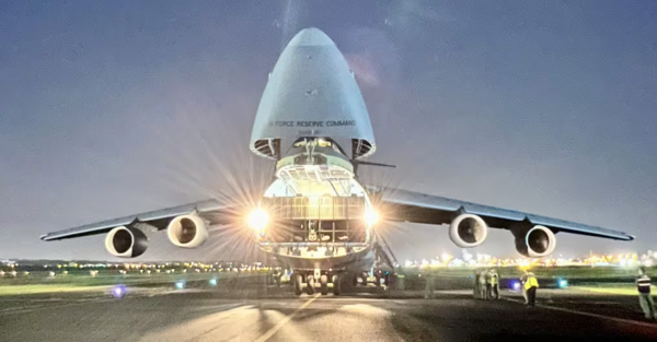Avión militar más grande de Estados Unidos aterriza en Paraguay con donaciones