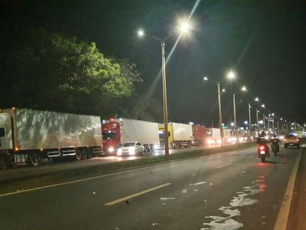 Queja por demora en despachos de camiones en zona fronteriza entre Paraguay y Brasil - ABC en el Este - ABC Color
