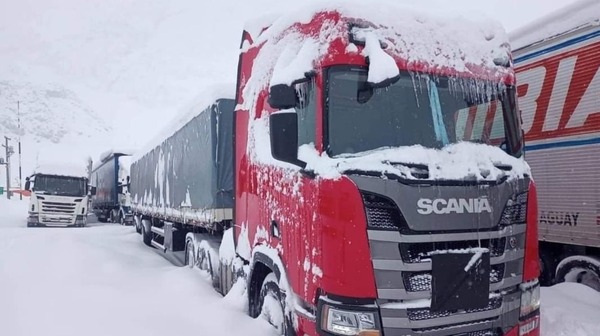 Intensa nevada deja a camioneros paraguayos varados en Argentina por 15 días - ADN Digital