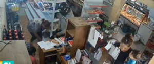 (VIDEO)Con un martillo karai espantó a motochorros de su local