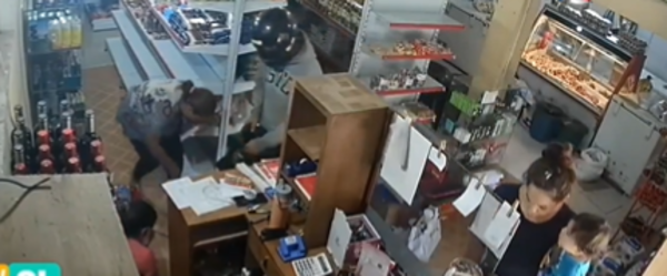 (VIDEO)Con un martillo karai espantó a motochorros de su local