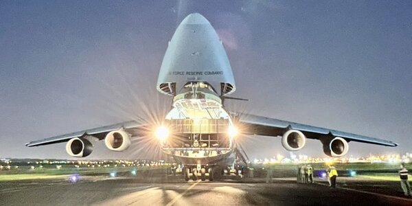 Avión militar más grande de Estados Unidos aterriza en Paraguay con donaciones