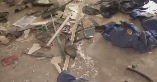 La Nación / Hallan uniformes de la Policía Nacional en un edificio abandonado