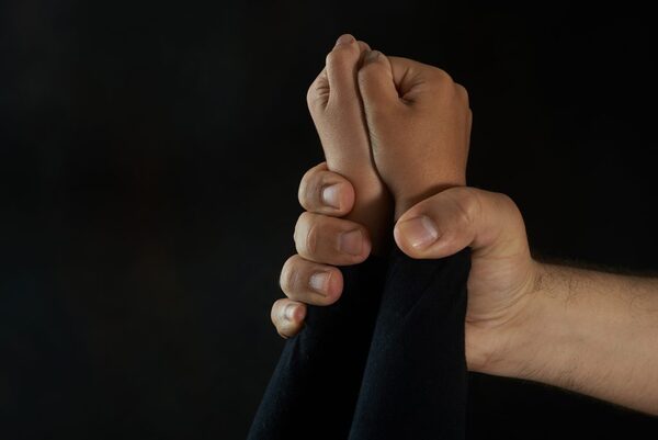 Padre alcohólico es denunciado por torturar a su hijo