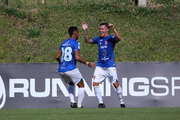 Sportivo Carapeguá ganó y acortó diferencias con el puntero - Fútbol de Intermedia - ABC Color