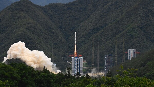 China y Francia lanzan un satélite para conocer mejor el universo
