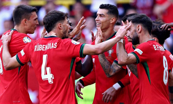 Versus / Portugal acelera en el infierno turco y enfila los octavos de la Eurocopa