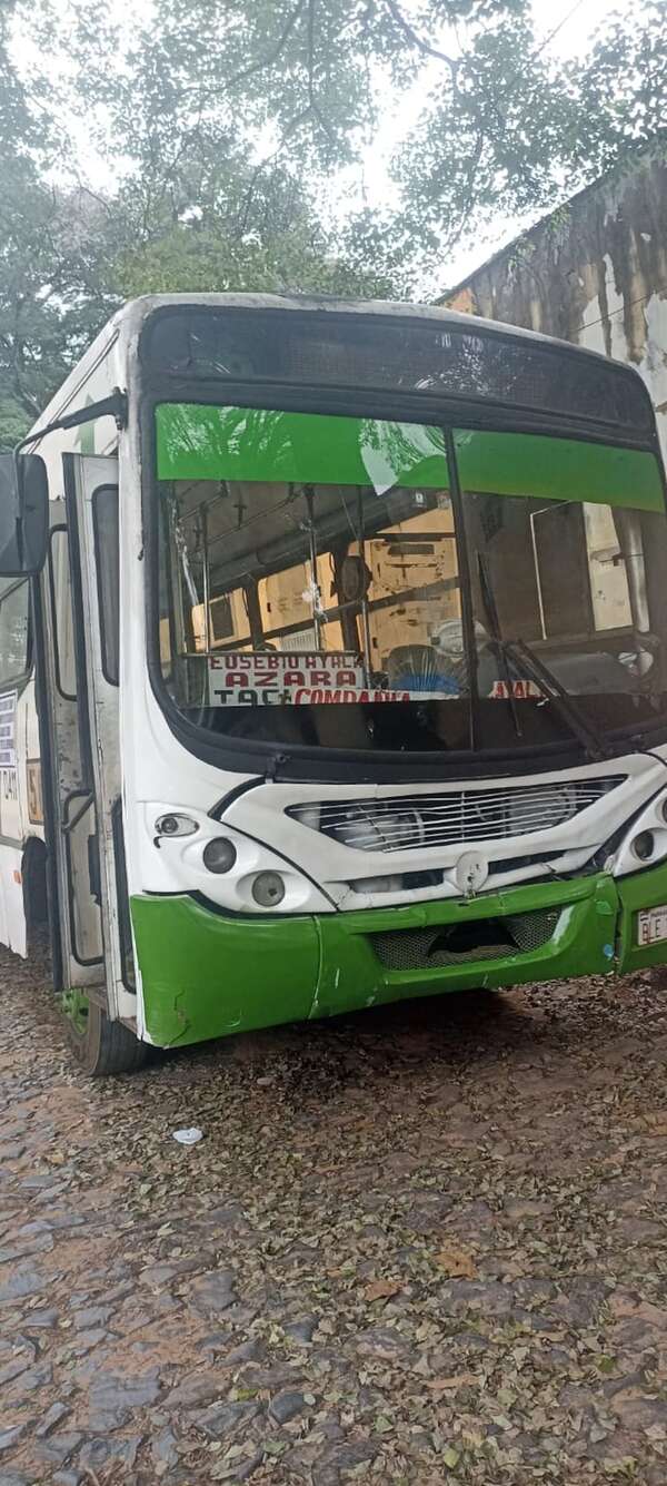 Asunción: motociclista sufrió lesiones en accidente con un bus - Policiales - ABC Color