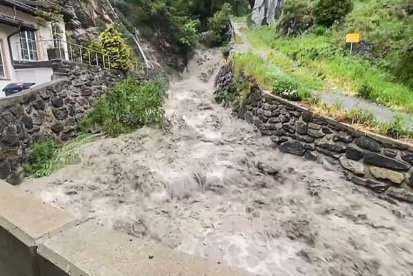 Tres personas desaparecidas por las graves inundaciones en el sur de Suiza - Mundo - ABC Color