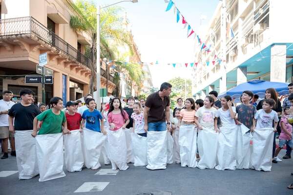 Feria Palmear: Peña juega “carrera vosa” con niños y estas fueron las reacciones - Nacionales - ABC Color